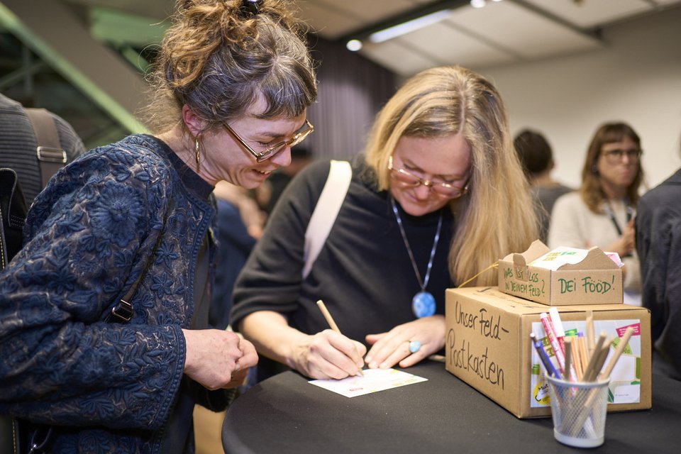 Postkarten beschreiben und einwerfen, Foto: Roland Bindreiter