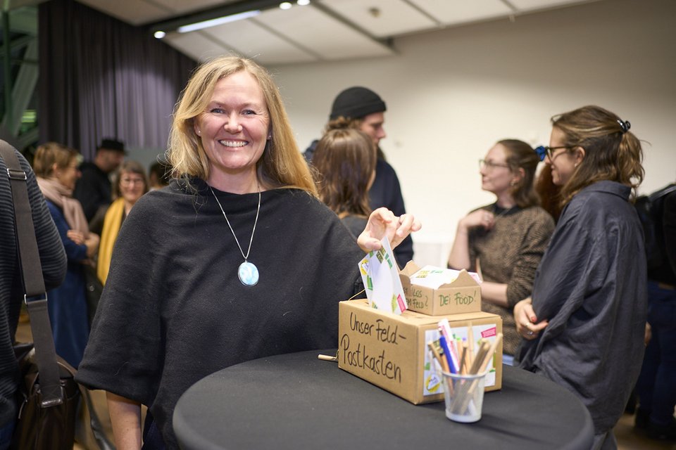 Postkarten beschreiben und einwerfen, Foto: Roland Bindreiter