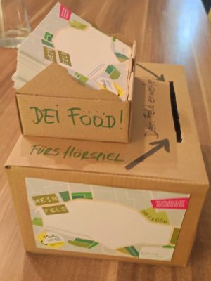 Wirf die Postkarte in einen "Unser-Feld"-Postkasten und dein Text wird Teil des Live-Hörspiels des Kollektivs Salon Limusin